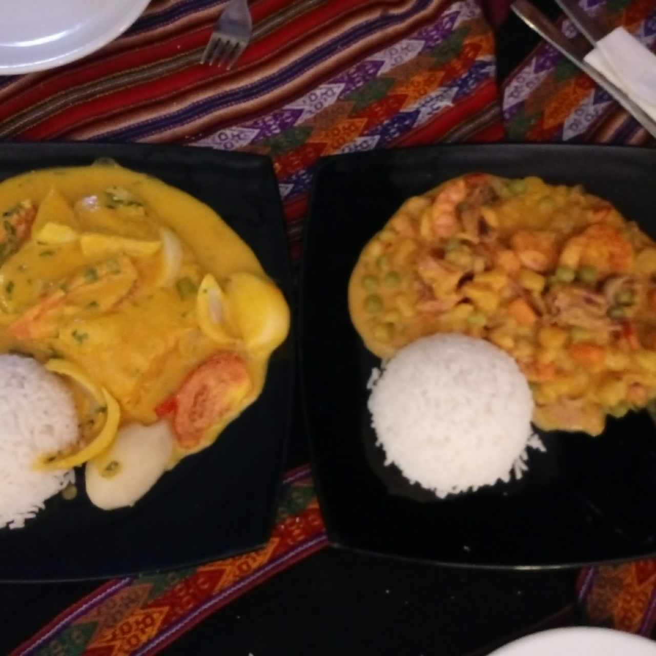 cau-cau (izq.) y sudado limeño (der.)