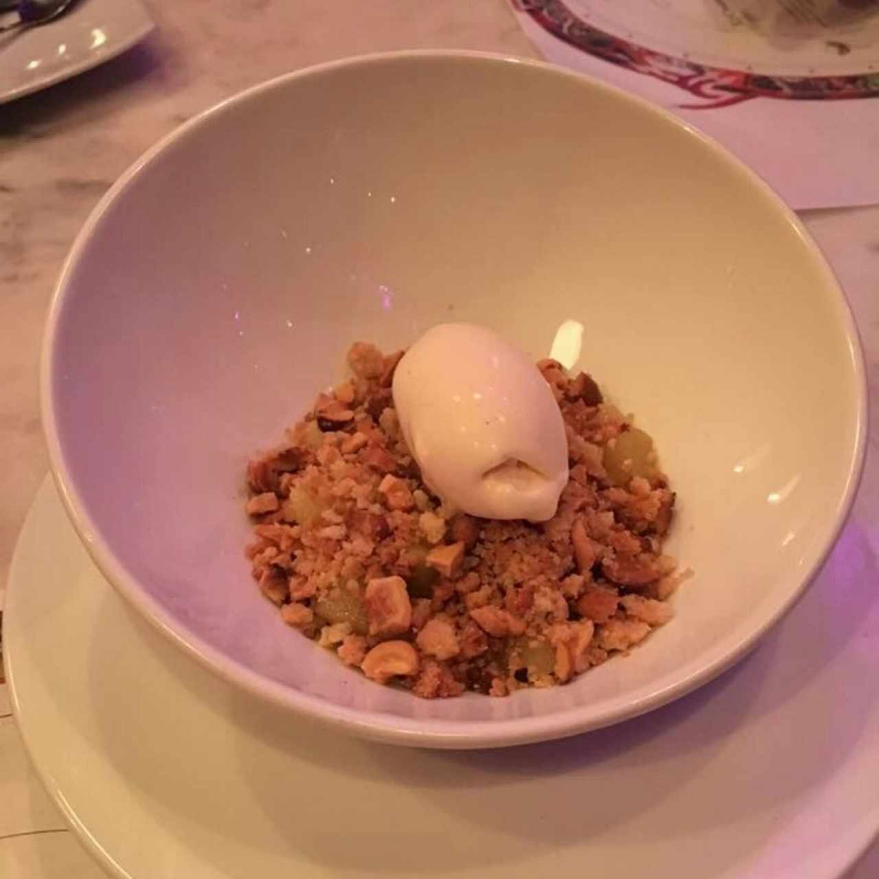 crumble de manzana con crema inglesa y helado de vainilla