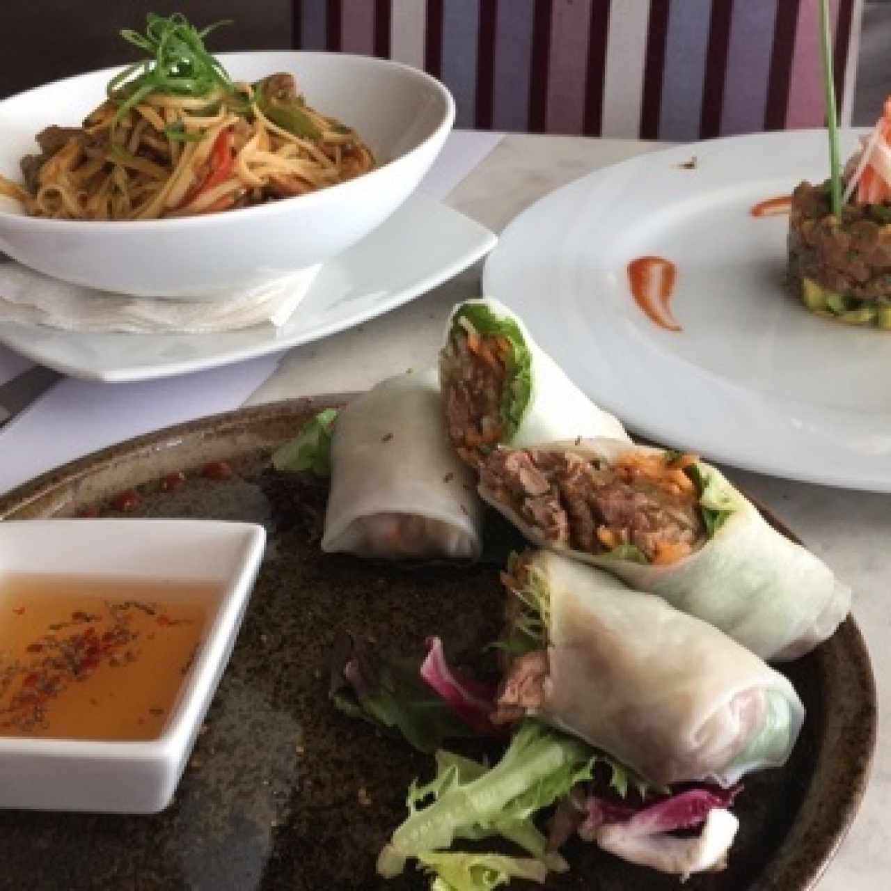 Lumpias, tallarines y tartar de atun
