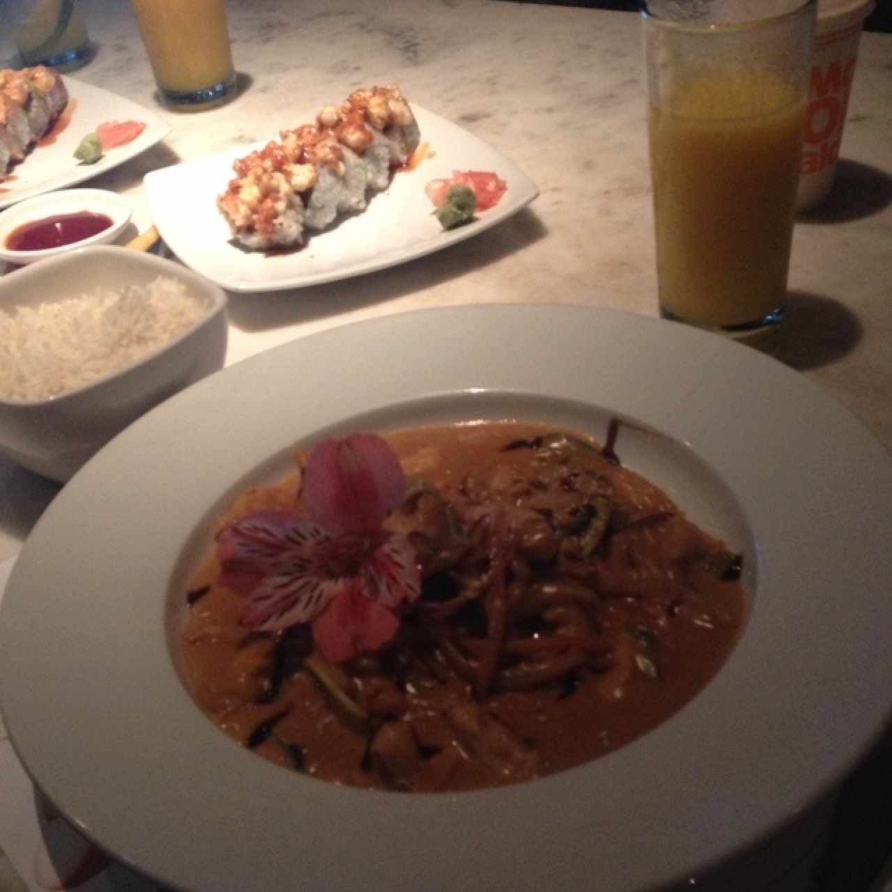 pollo al curri y  skin salmon suchi