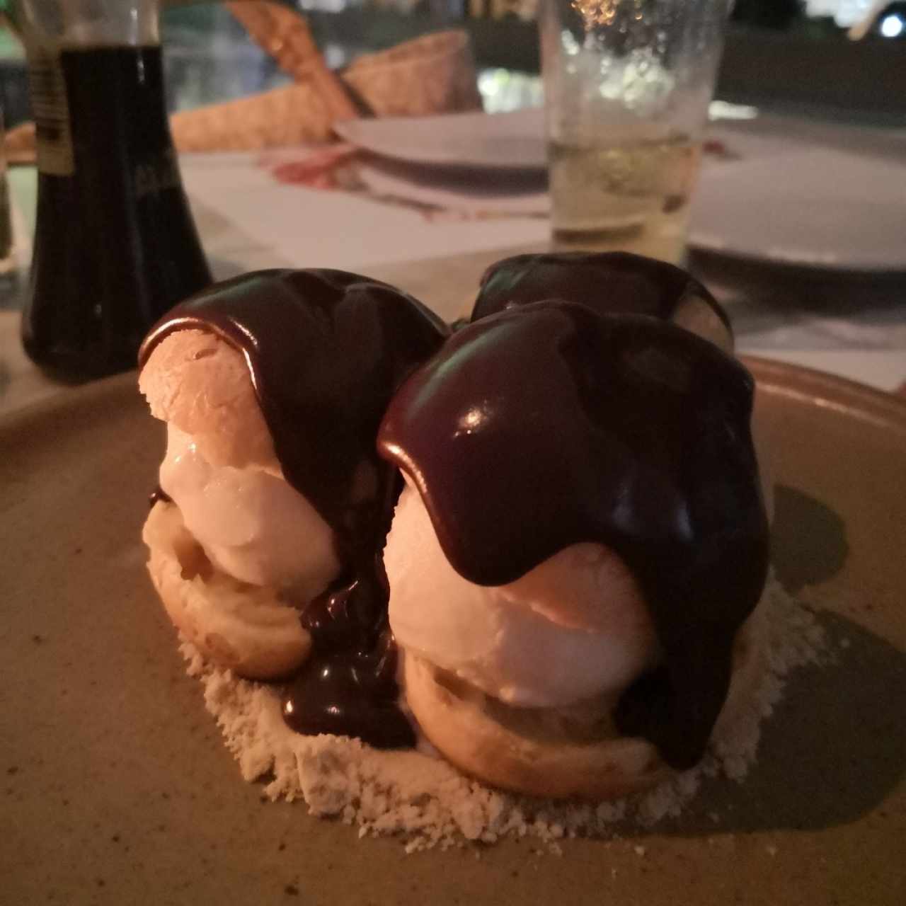 Profiteroles con helado de sarrapia