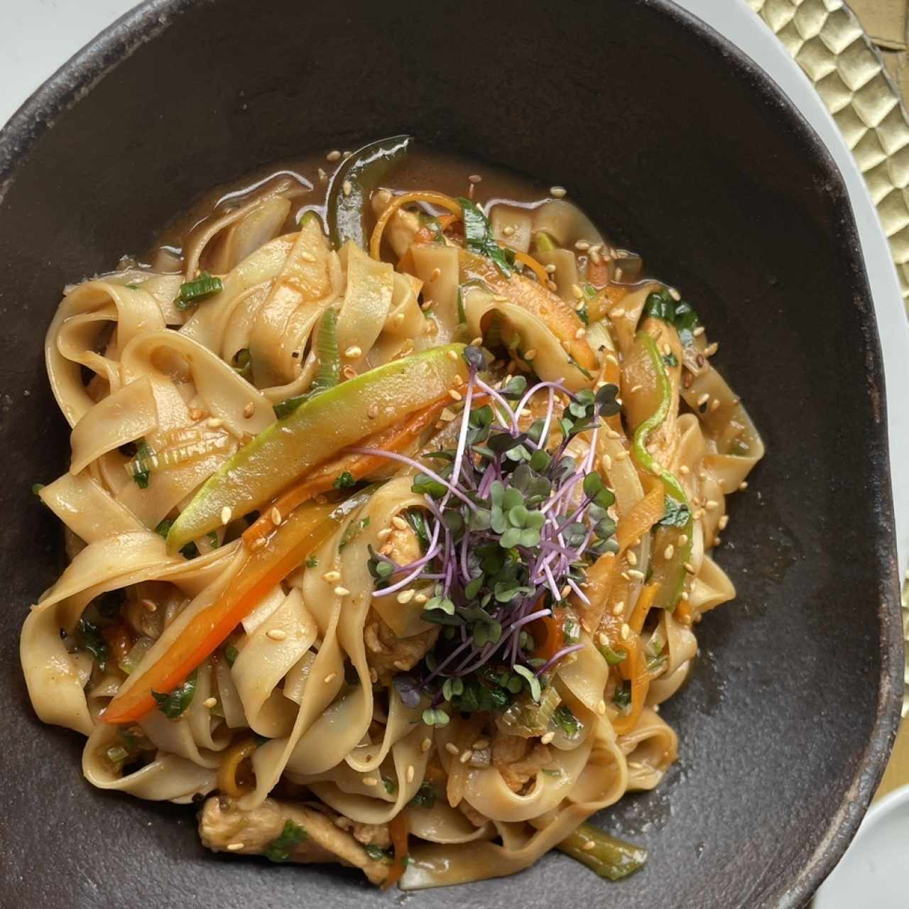 Tallarines con pollo