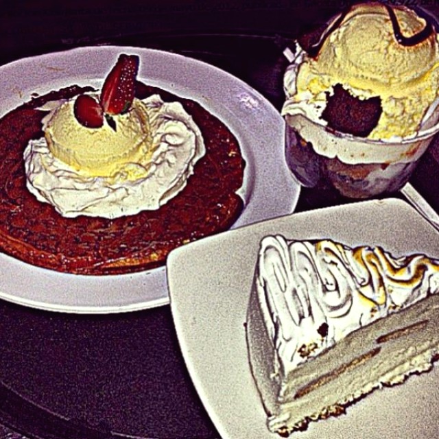 Wafle de arequipe, helado con brownie y pie de limón