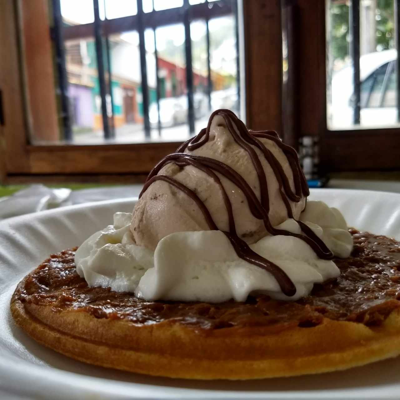 Waffle de arequipe con helado de oreo