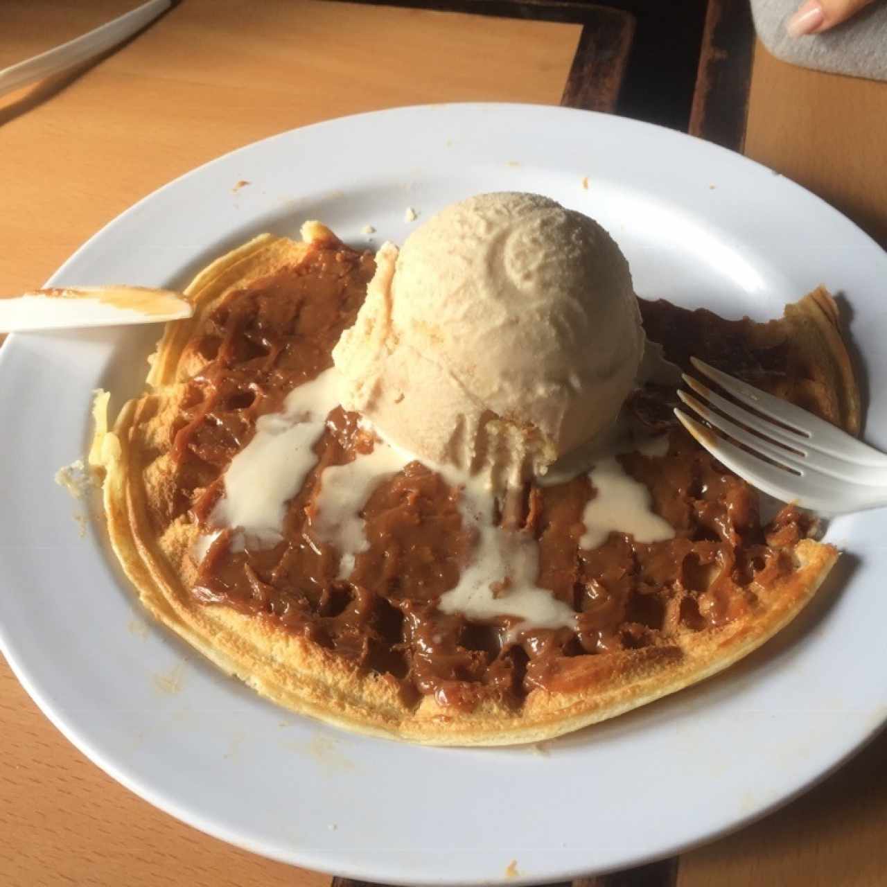 Waffle de Arequipe con helado de tres leches