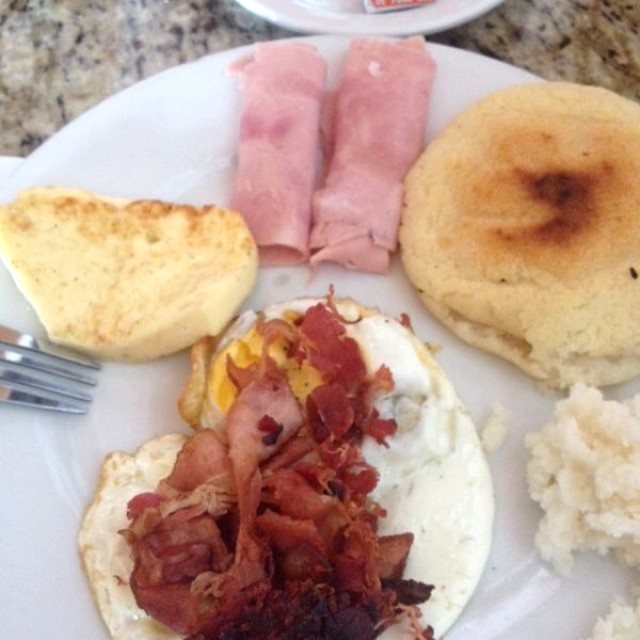 Desayuno Criollo: Huevo Frito, Tocineta, Queso, Jamon y Arepa.