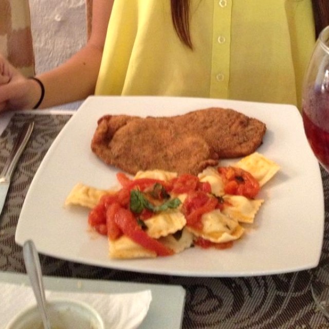 Milanesas de pollo acompañadas de raviolis de pecorino 