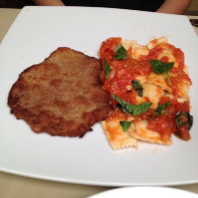 Milanesa de carne con raviolis de pecorino