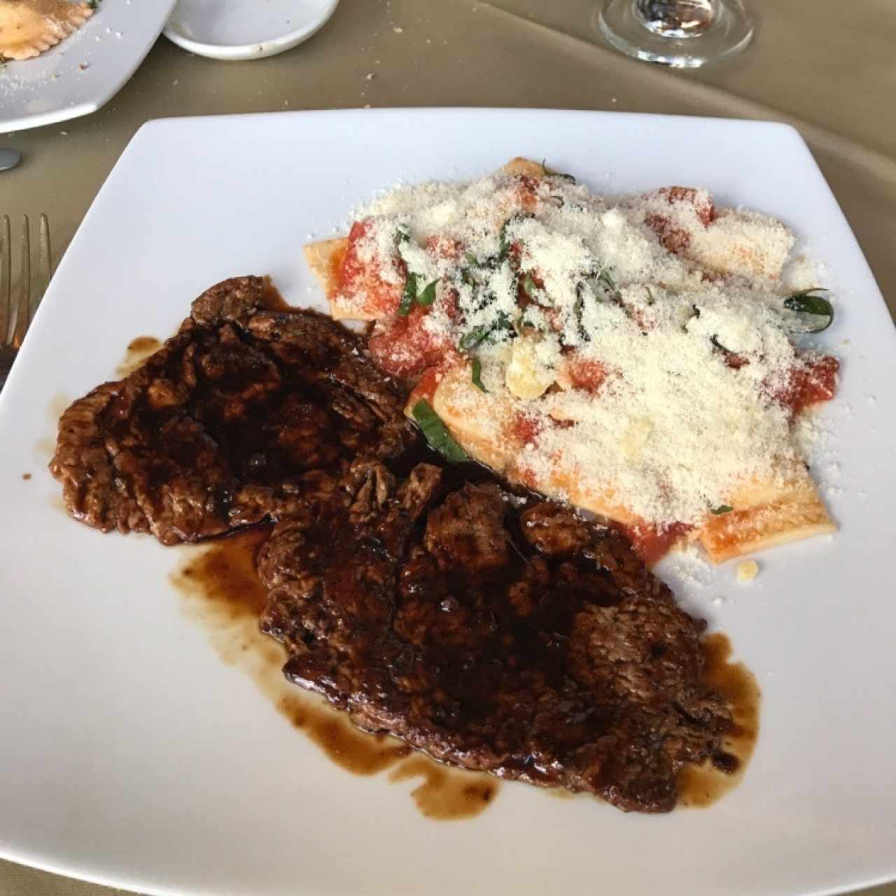 scalopinas de lomito marsala, con raviolis de pecorino 