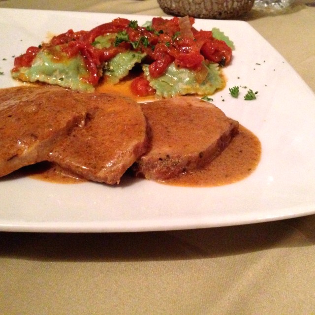 Lomo de cerdo con raviolis de ricotta y espinaca 