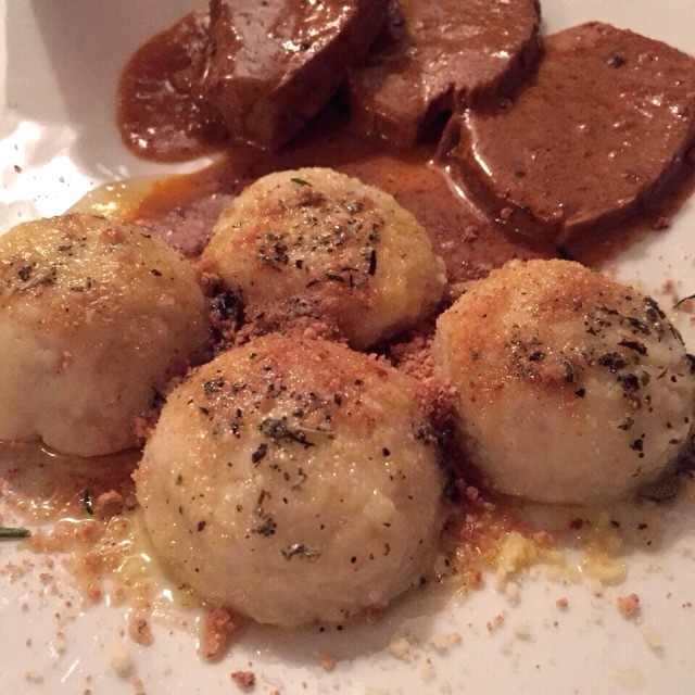Lomo de cerdo con gnocchi rellenos de ciruela