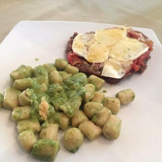Gnoccis con salsa pesto acompañado de scalopinna a la pizzaiola
