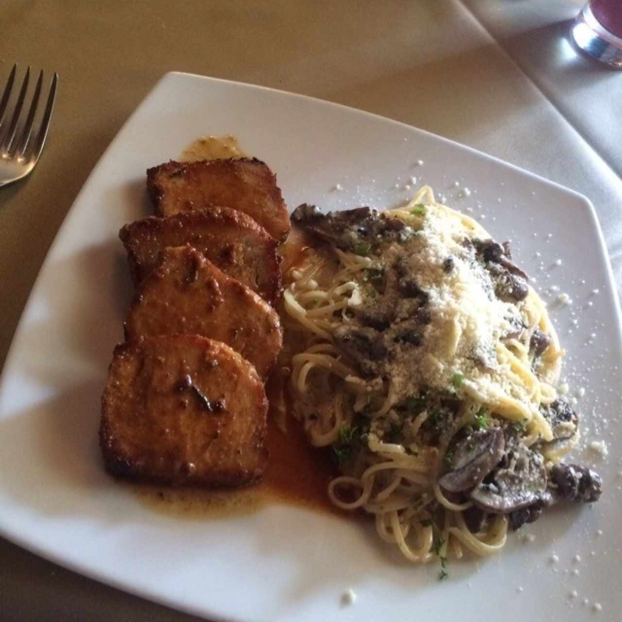 Lomo de cerdo con linguini en salsa de champiñones