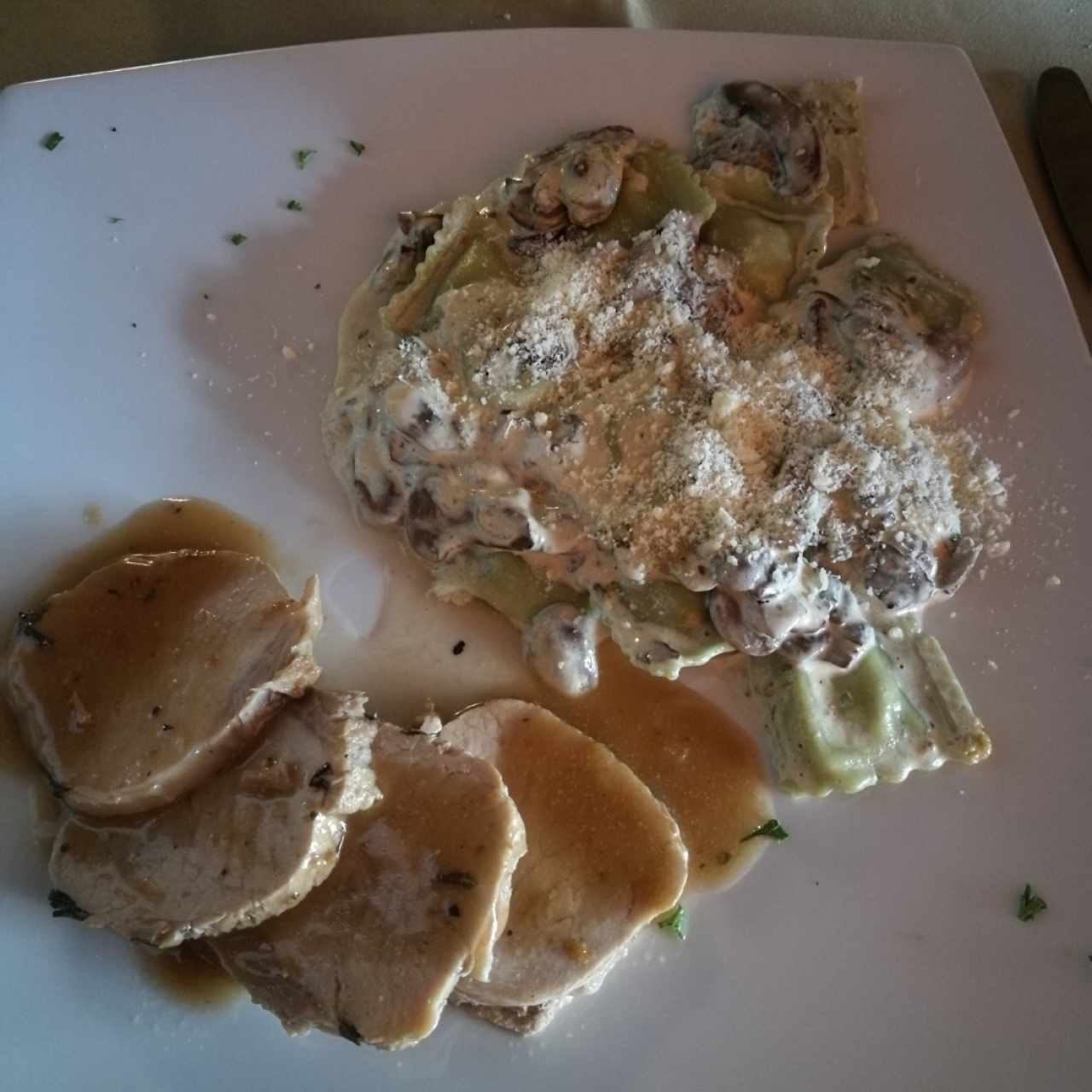Raviolis con salsa de champiñones y lomo de cerdo