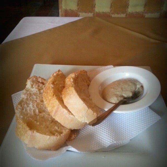 Ruedas de pan acompañado de Crema de berenjenas asadas