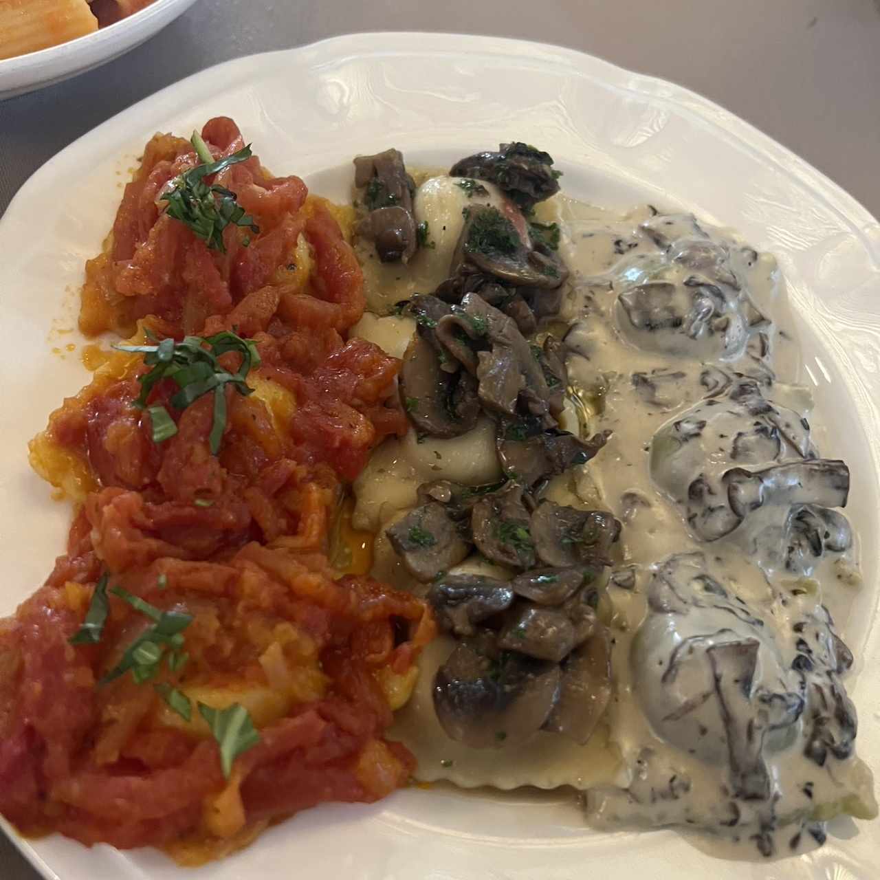 RAVIOLI DE LOMO DE CERDO CON SALSA AMATRICIANA