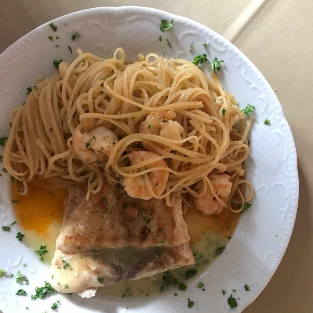liguini con calamares y robalo al olio