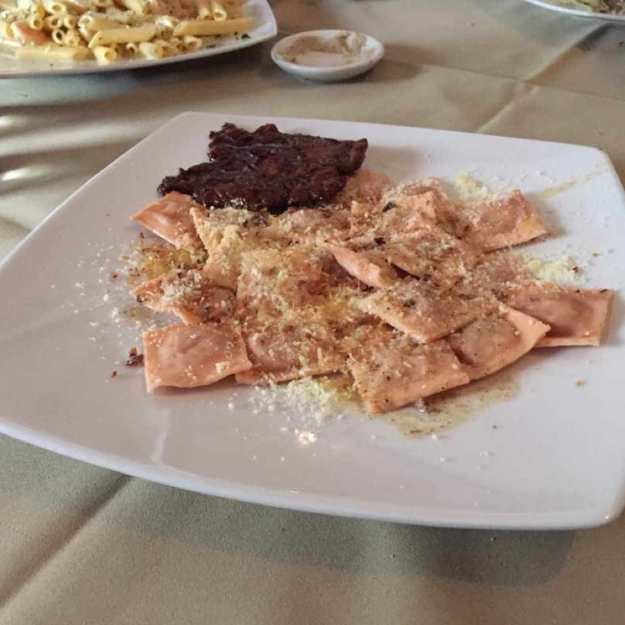 raviolis de ayuma con escalopina marsala 