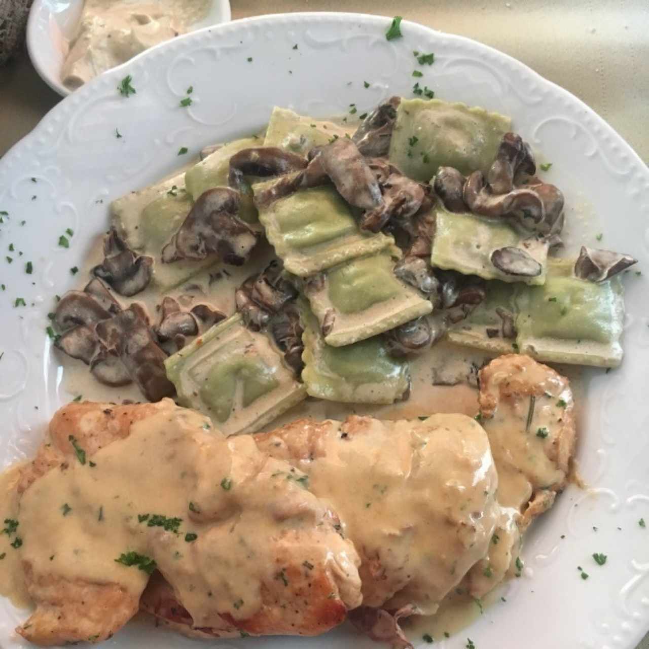 pollo con raviolis en salsa de champiñon 