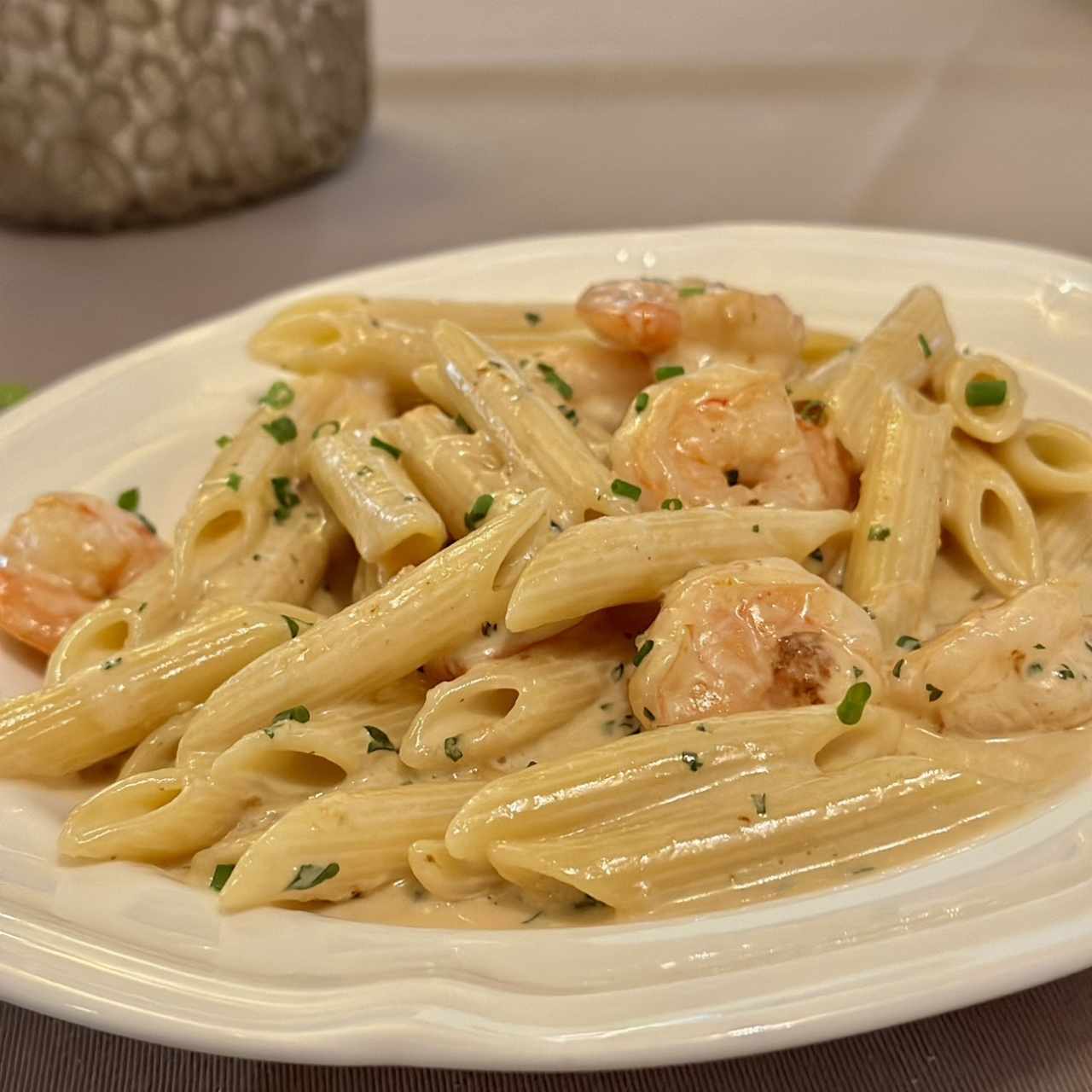 Pennette con camarones, crema y vodka.