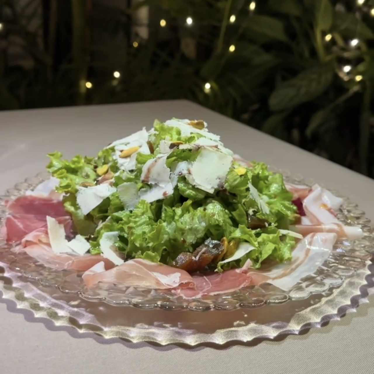 Ensalada con parmigiano, higos y jamon serrano. 