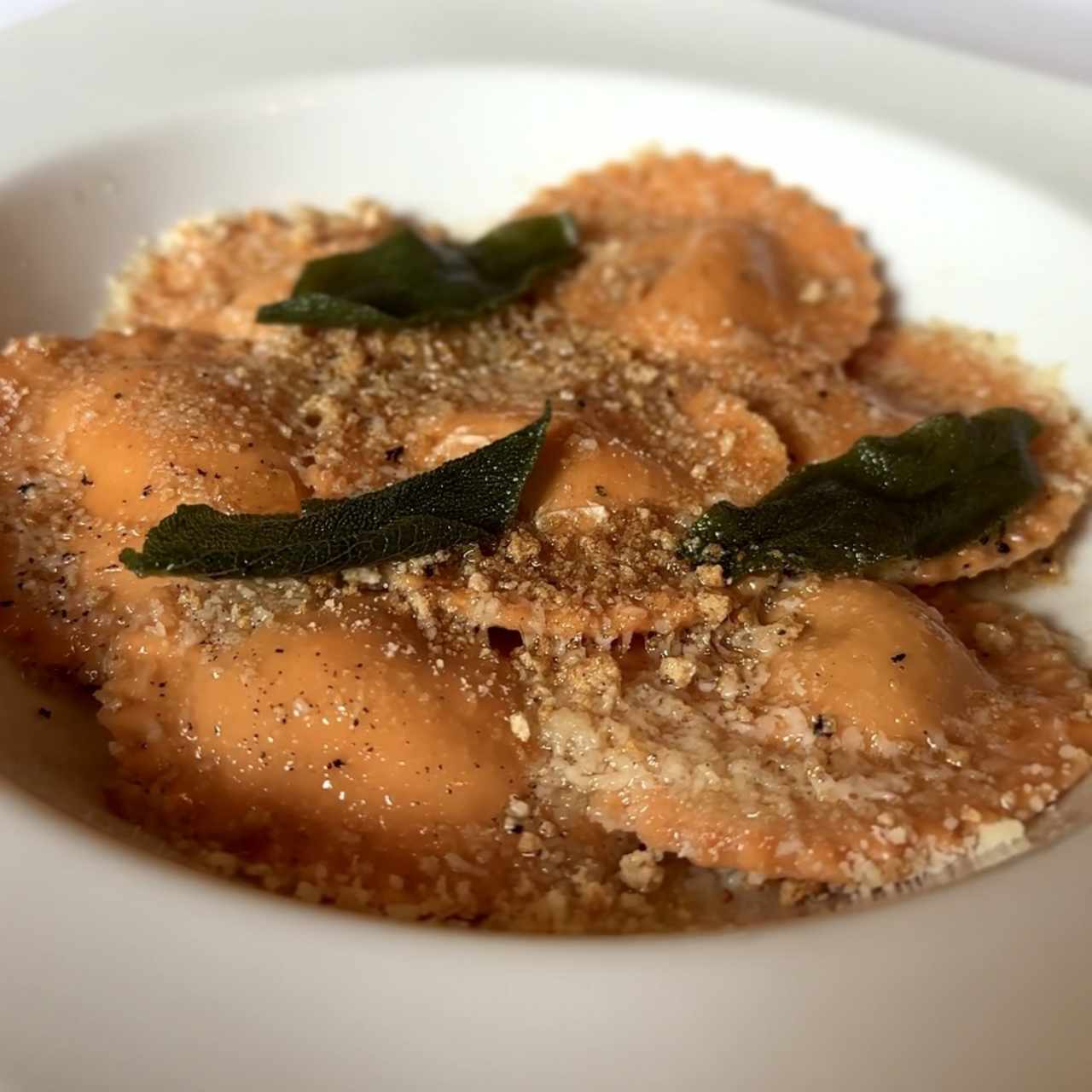 Este plato de ravioli de auyama con salvia y amaretto de *Tata* es una mezcla deliciosa de sabores suaves y aromáticos. La auyama le da un toque dulce y cremoso, mientras que la salvia aporta frescura. El amaretto añade un ligero sabor dulce que complementa muy bien el plato. Es sencillo, pero lleno de sabor.