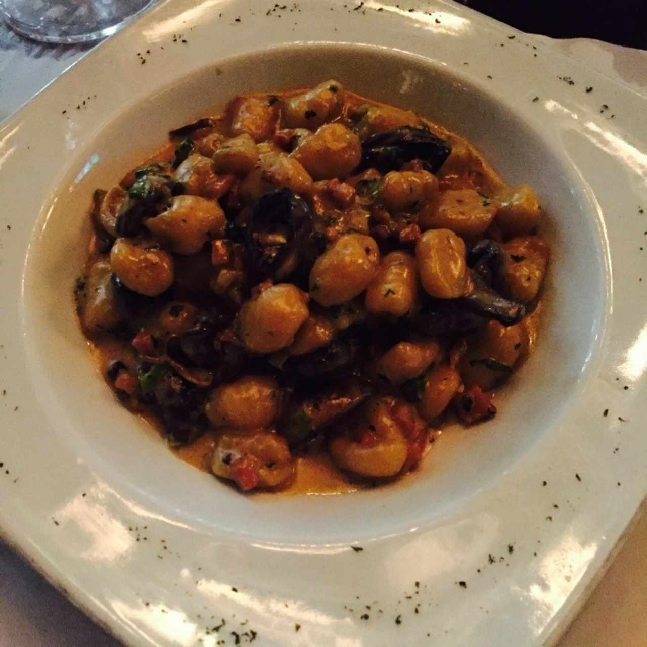 ñoquis de yuca, champiñones y crema de prosciutto