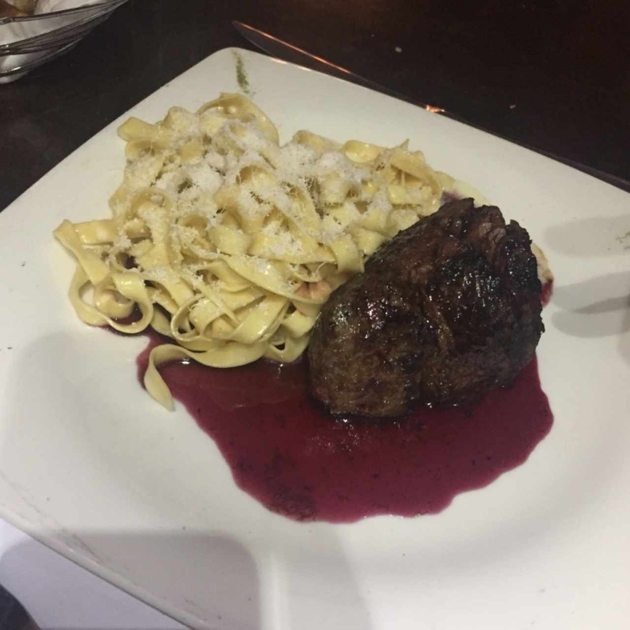 Centro de Lomito en Salsa de Oporto con pasta 4 quesos