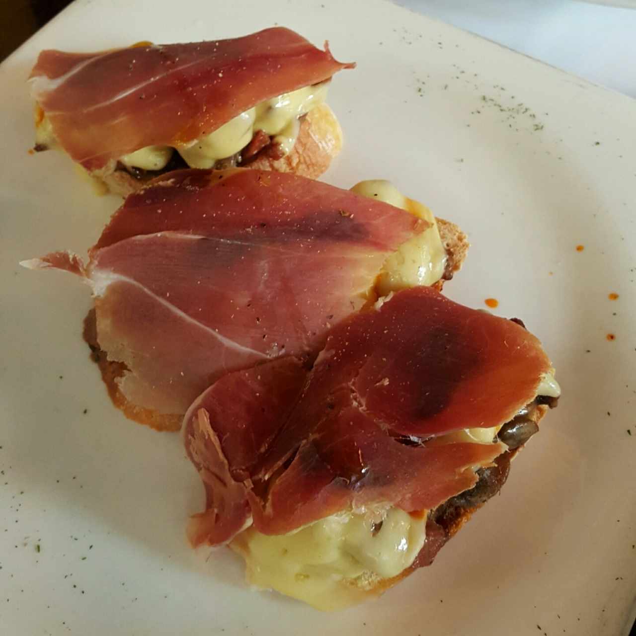 bruschetas con champiñones y serrano 