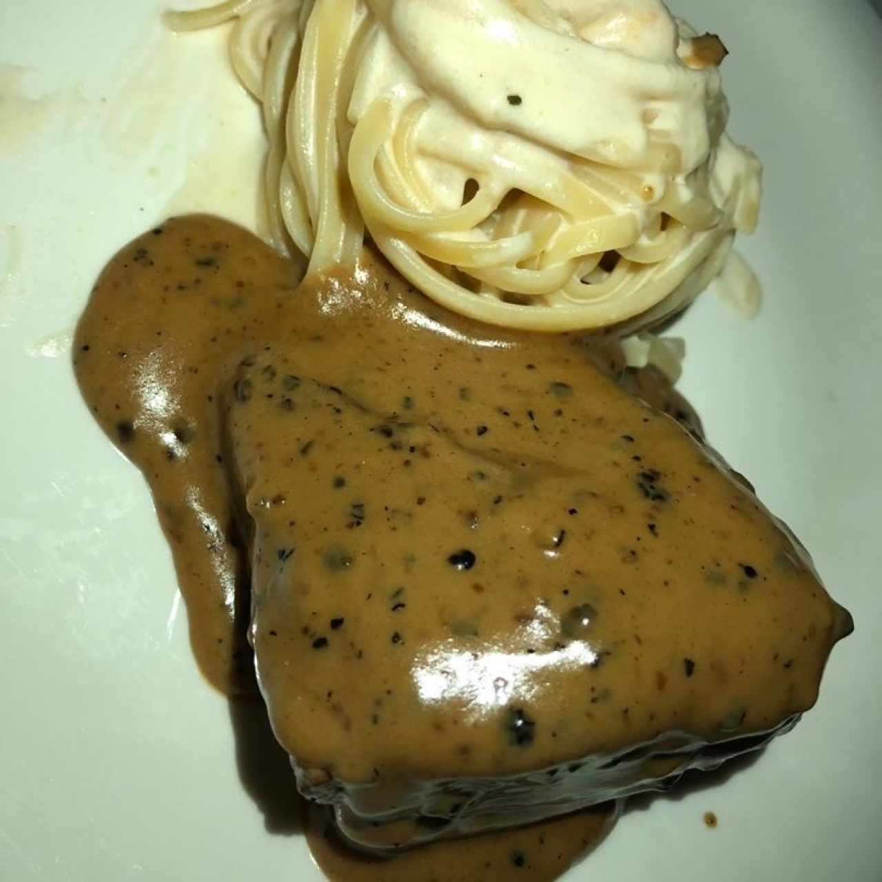 Lomito acompañado de salsa 4 quesos