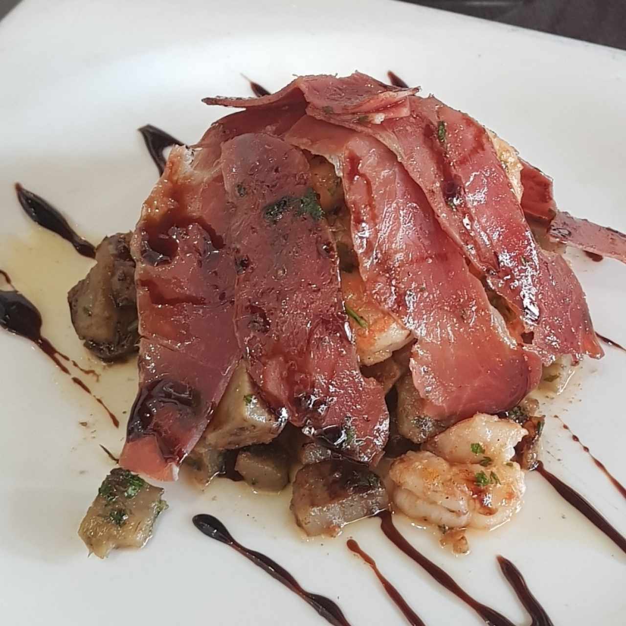 Corazones de alcachofas con camarones y turas de jamos serrano