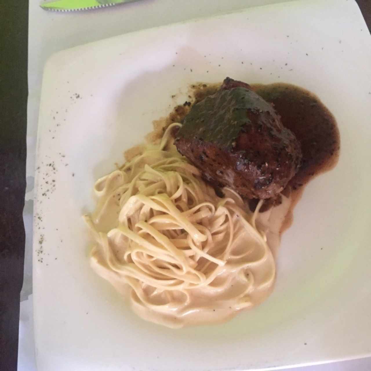 Linguini cuatro quesos con lomito en salsa de pimienta