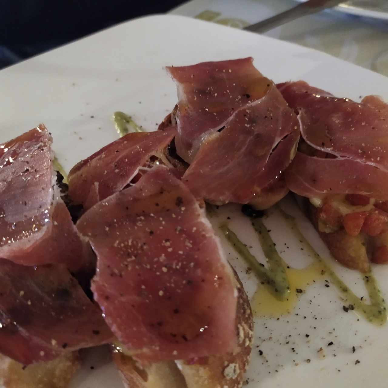 Brusquetas con jamón serrano, tomate, quesos y champiñones