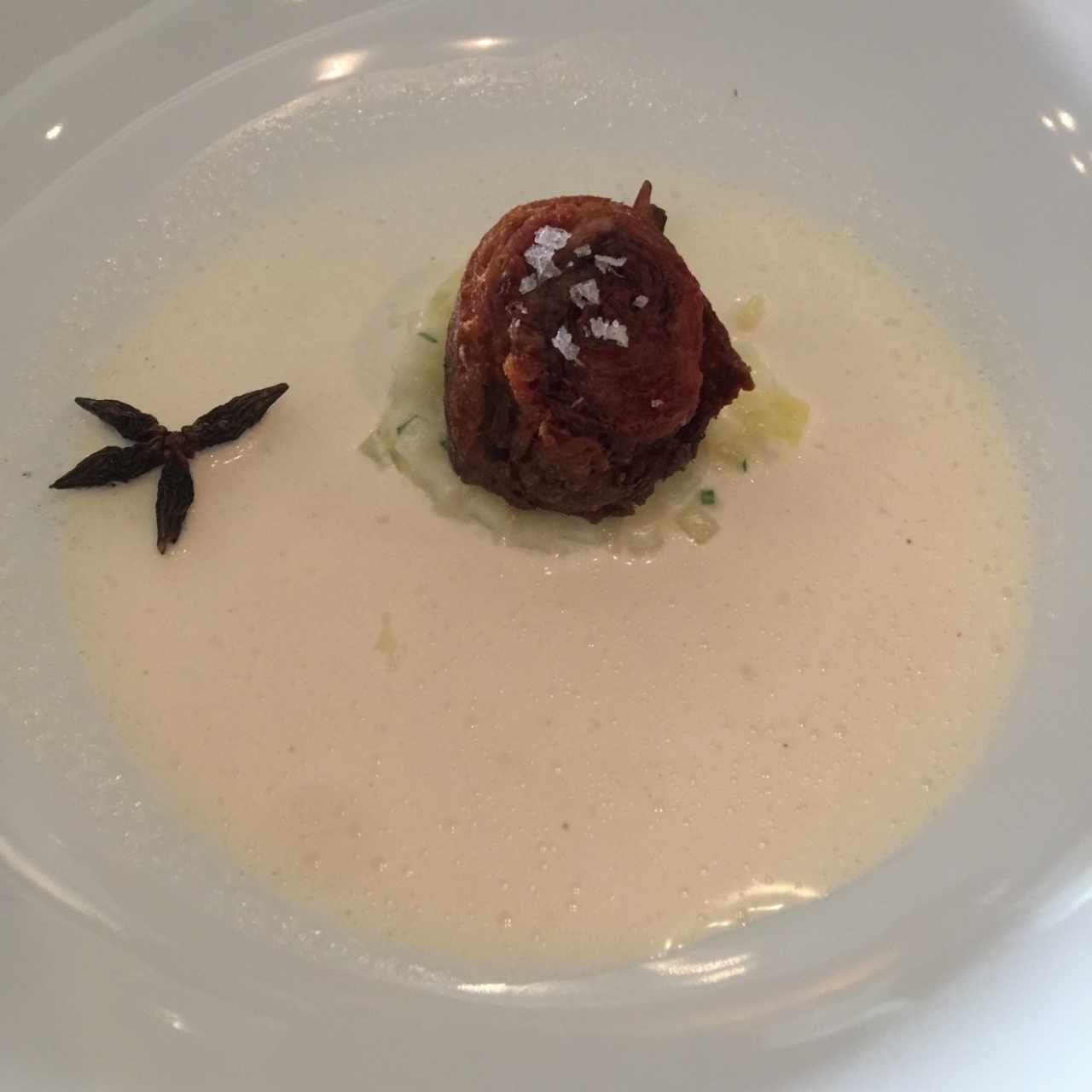 cochinillo crocante con leche anisada y papas trufadas