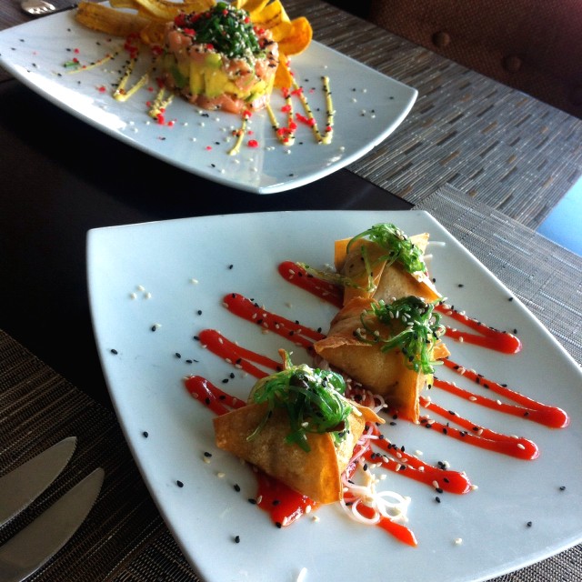 Tartar de Salmon y Dumplings de Camaron