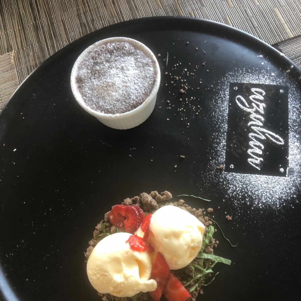 Fondan de chocolate y helado con yerbabuena