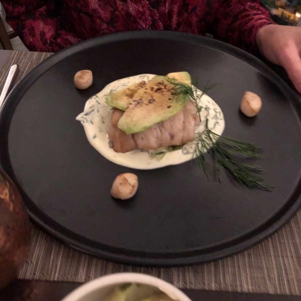 Robalo con crema de vieiras y eneldo