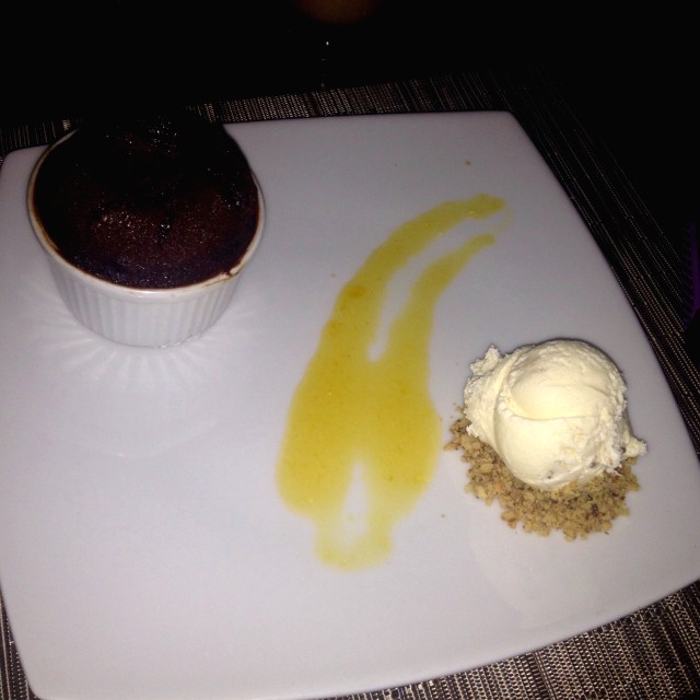 Fondant con helado y almendras ??