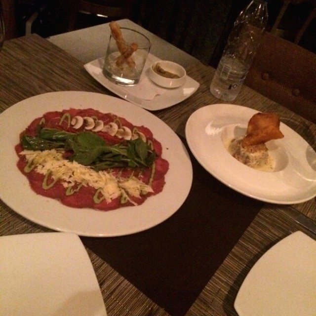 Carpaccio de lomito y mouse de platano
