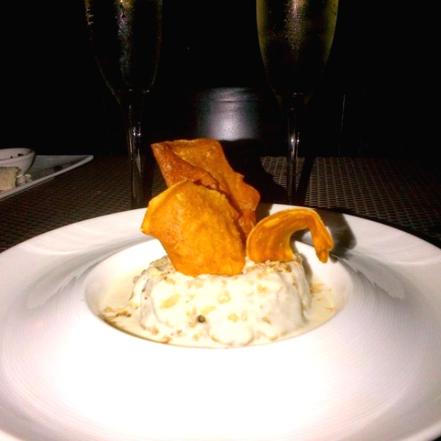 Mousse de plátano con fondue de queso y nueces