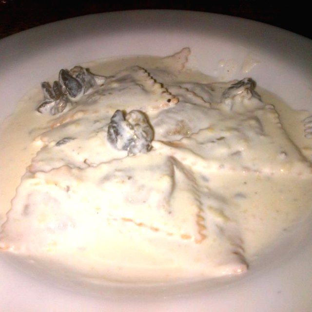 Raviolis rellenos de hongos con salsa emmental y escargots