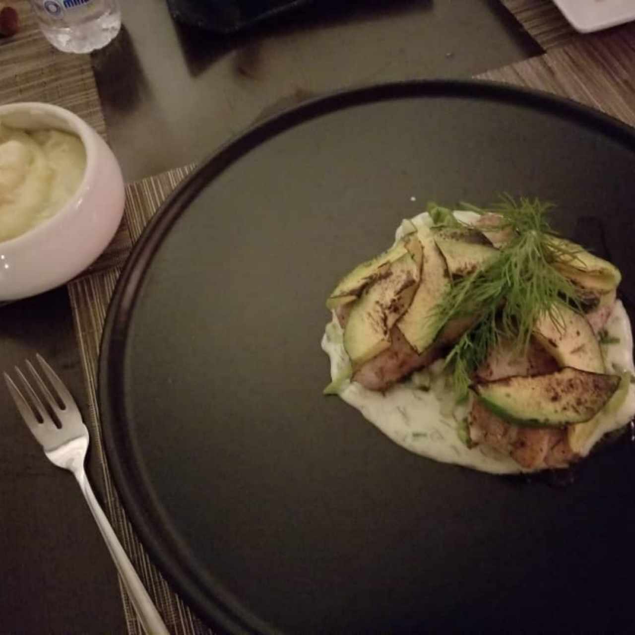 Robalo con carpaccio de aguacate y eneldo