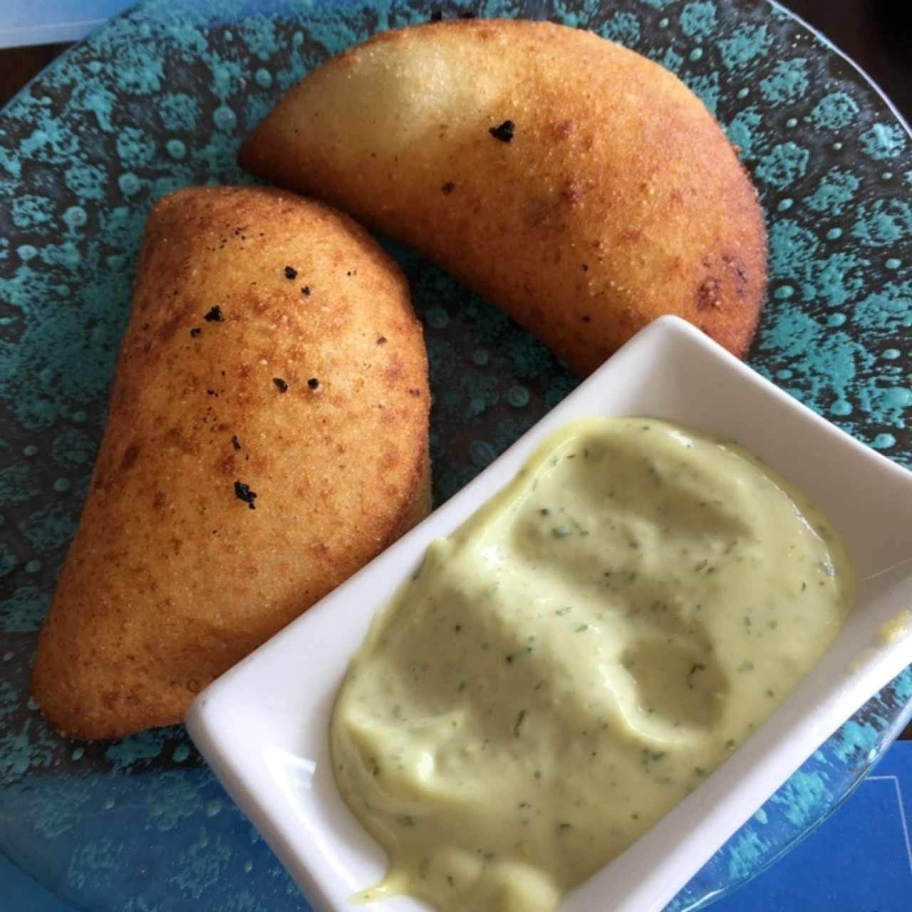 Empanaditas (mechada, queso) y salsa de ajo
