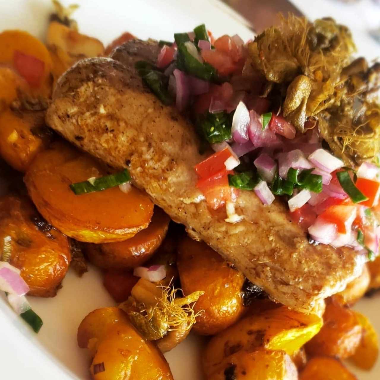Dorado con pico de gallo y papitas colombianas 