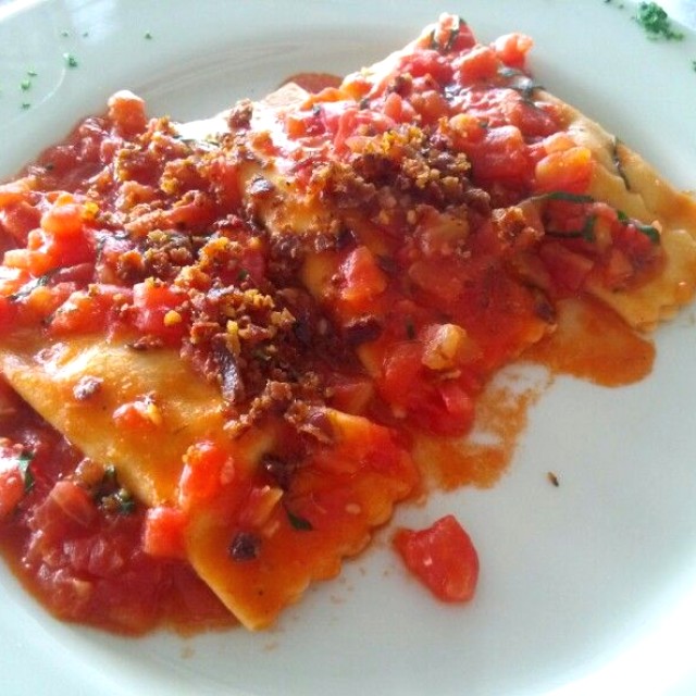 Agnelotti rellenos de berenjena con ragú y tocineta crujiente