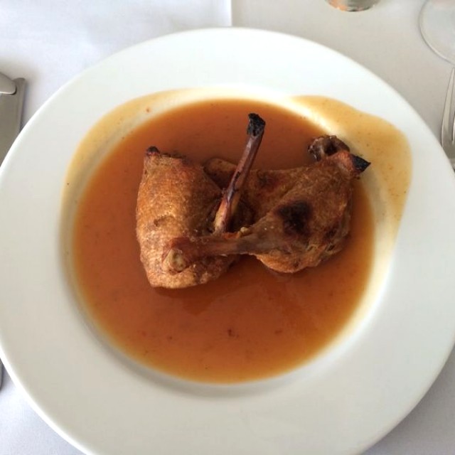 Piezas de pato cocinadas en su salsa