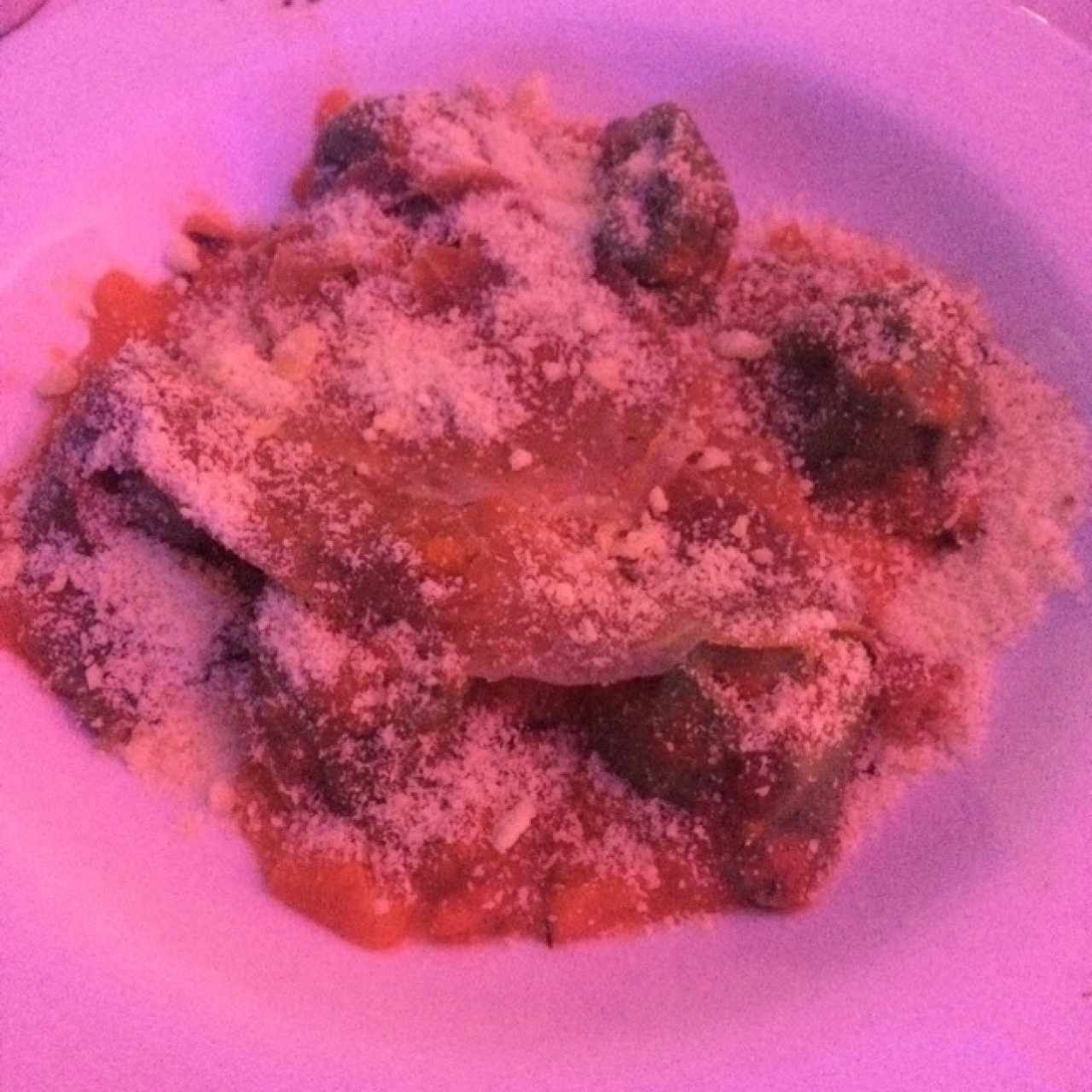 tortelonis rellenos de espinaca y ricota , ragu de tomate y jamon serrano 