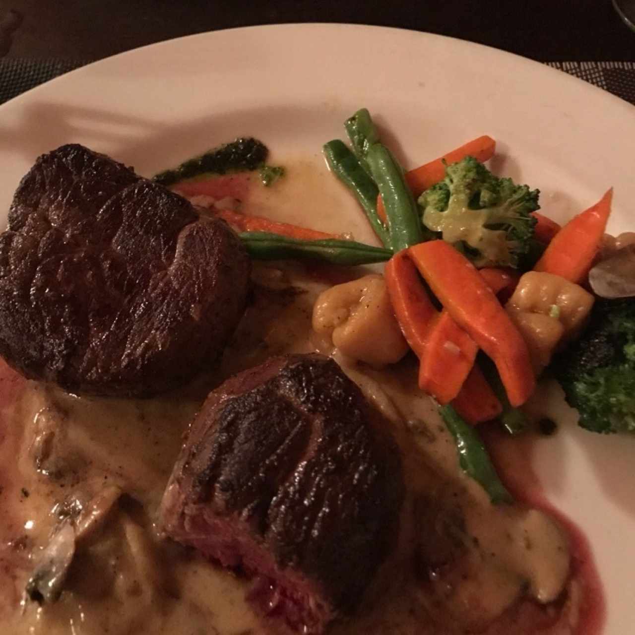 Lomito en salsa de champiñones y vegetales con ñoquis