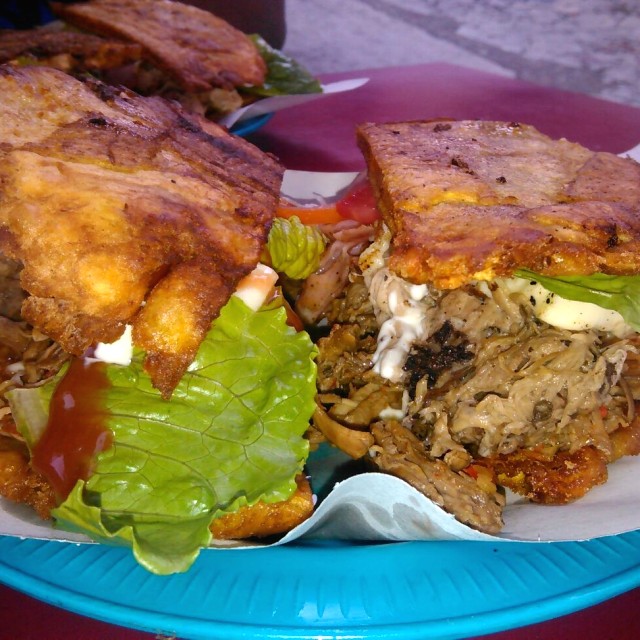 Patacón de pernil y carne mechada 