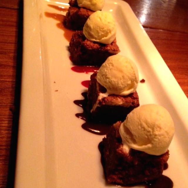 Mini brownies con helado.